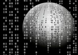 Entwickler arbeitet an mehreren Monitoren mit Code, Produktivitätsdiagrammen und Entwicklungstools auf den Bildschirmen