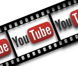 Kreative YouTube-Code-Designs mit individuellem Branding, dargestellt auf verschiedenen Marketingmaterialien
