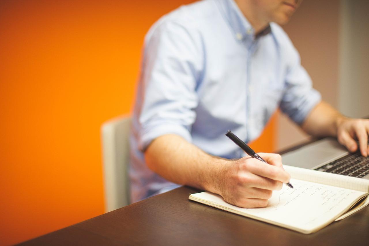 Setup creativo per la scrittura di script con attrezzatura per la registrazione vocale
