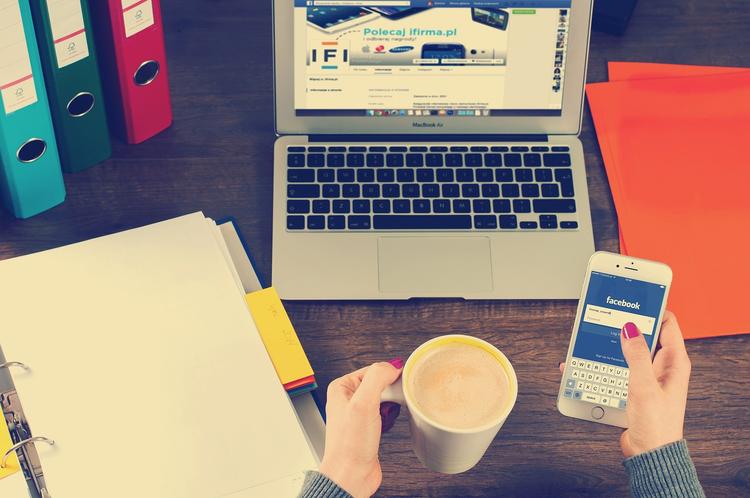 ビジネスオーナーがノートパソコンでFacebookのコンバージョン指標を確認している