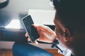 Tao na nagrerecord ng voice memo sa smartphone para sa nilalaman ng social media
