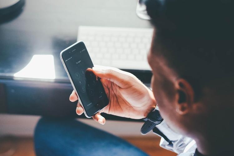 Tao na nagrerecord ng voice memo sa smartphone para sa nilalaman ng social media
