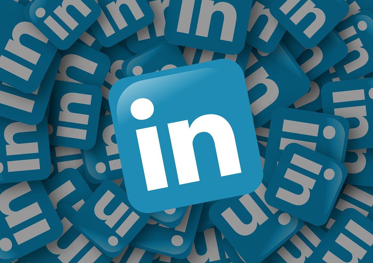 Profesjonalista tworzący treści na LinkedIn ze strategicznie wyróżnionymi hashtagami dla przywództwa myśli