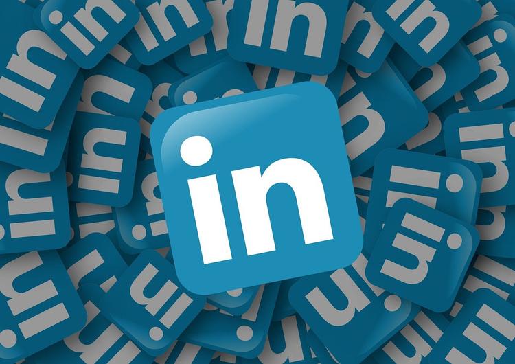 Propesyonal na lumilikha ng LinkedIn content na may mga estratehikong hashtag na binibigyang-diin para sa thought leadership