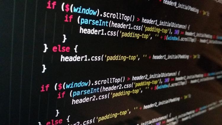 Developer na gumagawa ng responsive website layouts sa iba't ibang device na nagpapakita ng mobile, tablet at desktop views