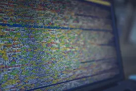 Digitaler Sicherheits-Schild, der Anwendungsdaten mit Validierungs-Häkchen und Code-Mustern im Hintergrund schützt