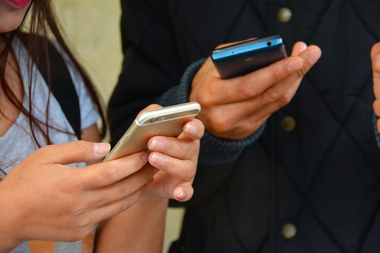 Innehållsskapare som använder text-till-tal-teknik på flera sociala medieplattformar med mobila enheter