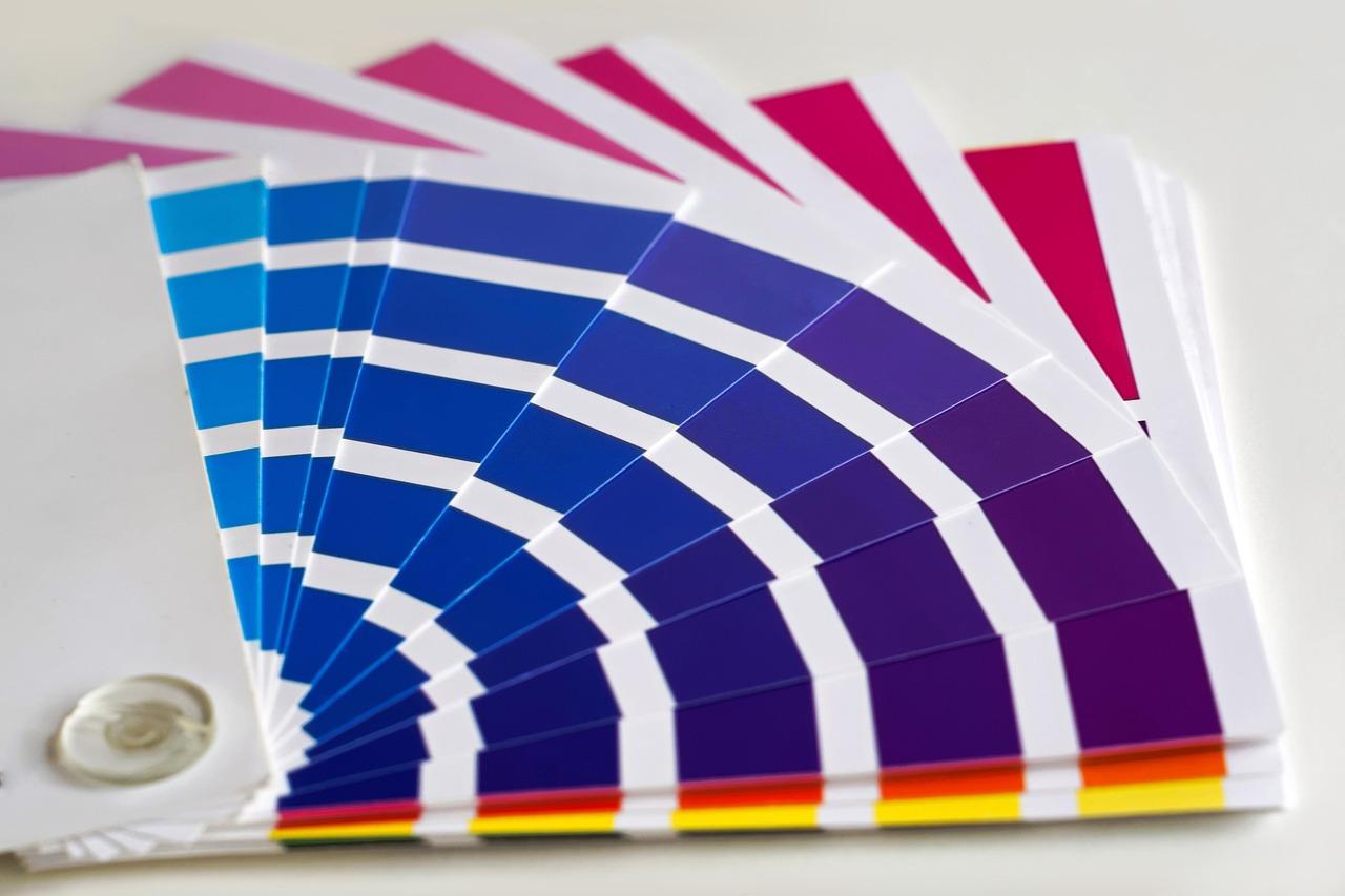 Màn hình chia đôi hiển thị màu in CMYK so với màu kỹ thuật số hex trên màn hình máy tính, minh họa sự khác biệt về màu sắc trực tuyến