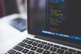 Съвременен смартфон интерфейс, показващ слоеве UI елементи с реалистични ефекти на сянка и визуална дълбочина
