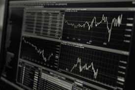 Професионален интерфейс на корпоративно табло, показващ сложни grid оформления с визуализация на данни и бизнес показатели
