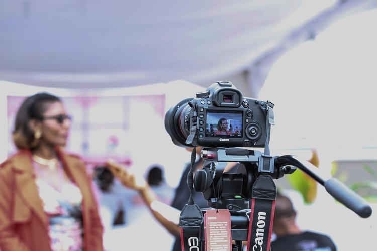 Researcher na nagsasagawa ng panayam sa customer gamit ang audio recorder