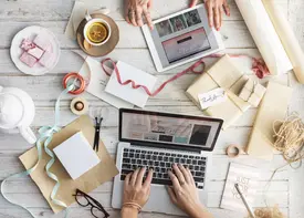 منشئ محتوى يراجع هاشتاجات تيك توك الرائجة على لابتوب مع لوحة تحليلات