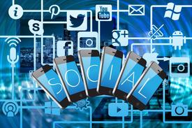 Auf einem Smartphone angezeigte Social-Media-Plattformen mit verschiedenen Seitenverhältnissen