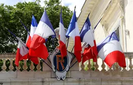 Celebração nacional francesa com bandeiras tricolores, fogos de artifício e decorações festivas para campanhas de marketing do Dia da Bastilha