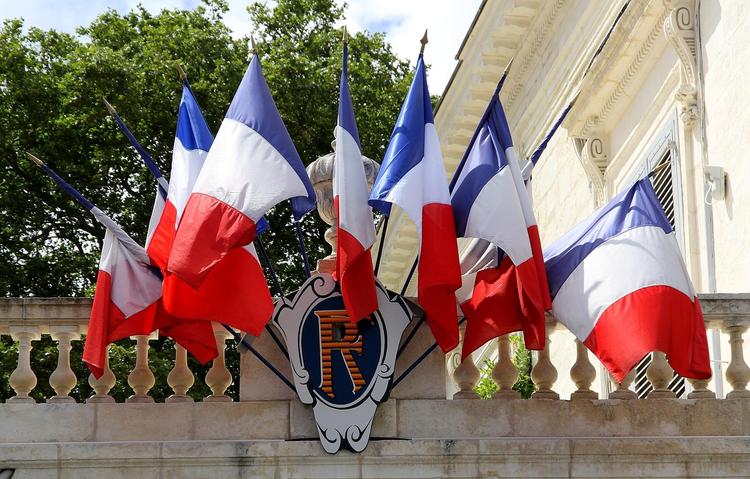 Celebração nacional francesa com bandeiras tricolores, fogos de artifício e decorações festivas para campanhas de marketing do Dia da Bastilha