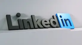Geschäftsprofis nutzen LinkedIn QR-Codes für B2B-Marketing und Networking auf einer Unternehmenskongress