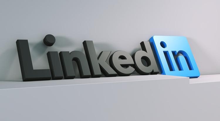 Business professionals die LinkedIn QR-codes gebruiken voor B2B-marketing en netwerken op een bedrijfsevenement