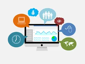 Professioneller Content-Ersteller, der an mehreren Bildschirmen arbeitet, die Phasen eines Content-Workflows von Entwurf bis Veröffentlichung zeigen
