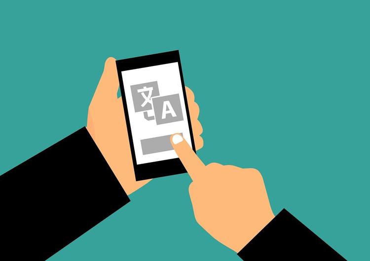 Turista gumagamit ng audio translation app sa banyagang bansa