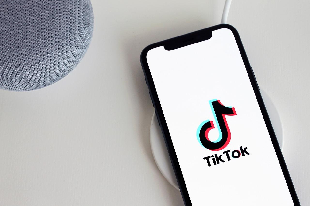 Format siri TikTok dengan penonton berulang dan penglibatan konsisten