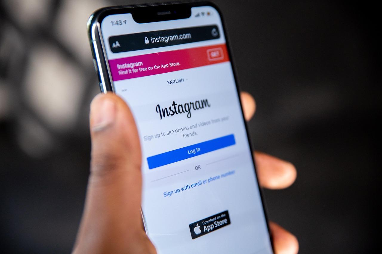 Instagram profile showing declining follower metrics with hashtag mistakes highlighted