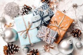 Espaço de trabalho de marketing festivo com computador exibindo criação automatizada de conteúdo, decorações de Natal e materiais de planejamento de negócios sazonais