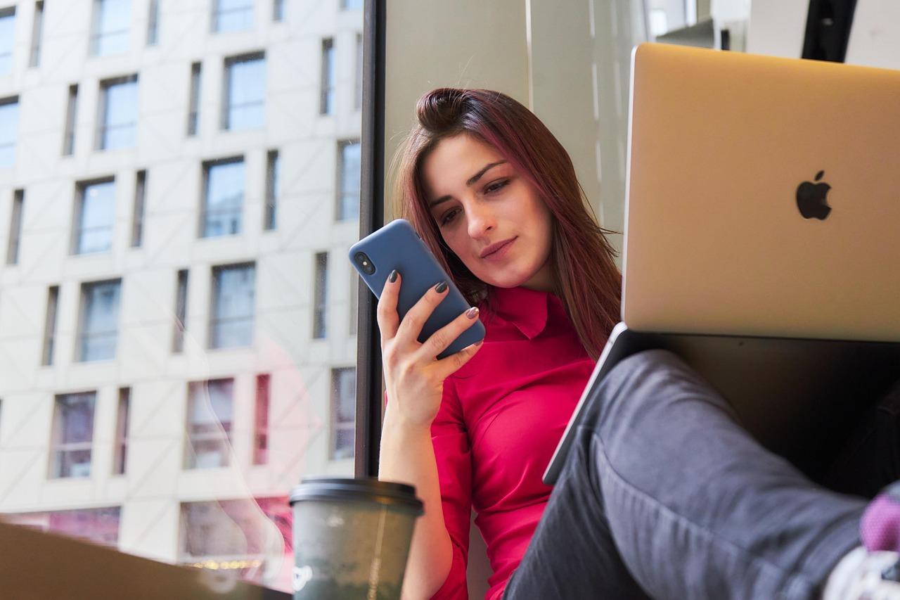 Créateur de contenu professionnel Instagram éditant des photos sur plusieurs appareils