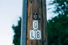 Marketingmateriaal met QR-codes die linken naar digitale landingspagina's en analytics dashboards