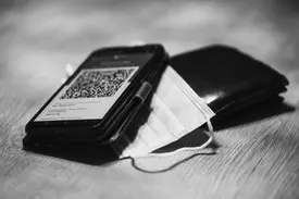 Smartphone scant mobiele vCard QR-code met contactinformatie pop-up op iOS- en Android-apparaten