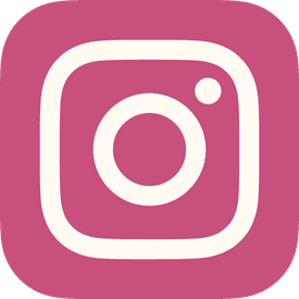 Smartphone mit Instagram-Post und strategischer Bildunterschrift, die Engagement hervorhebt