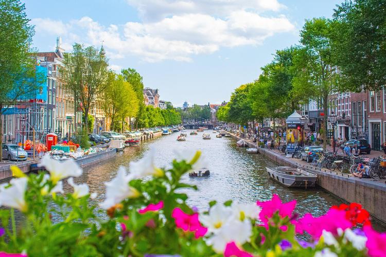Geschäftsviertel von Amsterdam mit moderner Architektur und niederländischen kulturellen Elementen, die Expansionsmöglichkeiten auf dem niederländischen Markt darstellen