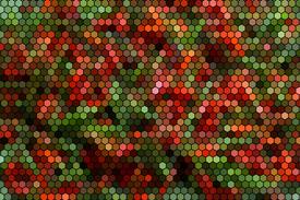 Dissenyador treballant en la conversió de color de RGB a HEX utilitzant eines digitals i paleta de colors