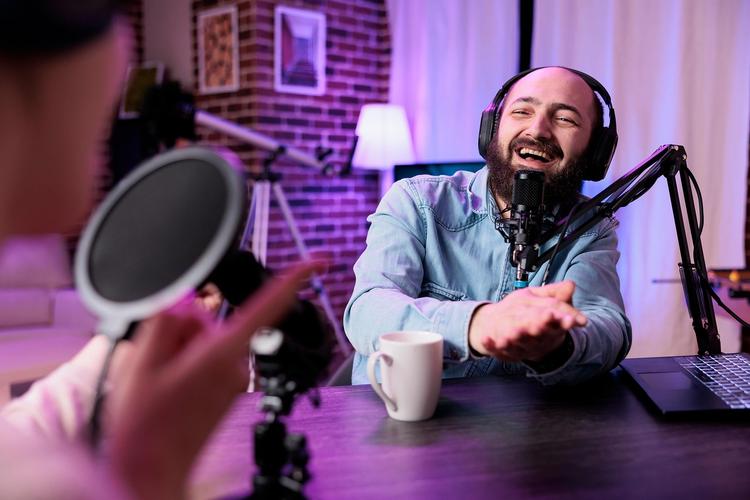 Professionelles Mikrofone-Setup mit australischer Flagge im Hintergrund für ein Voice-Over-Aufnahmestudio