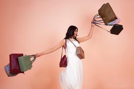 Configuración de fotografía de productos de moda con iluminación profesional y smartphone