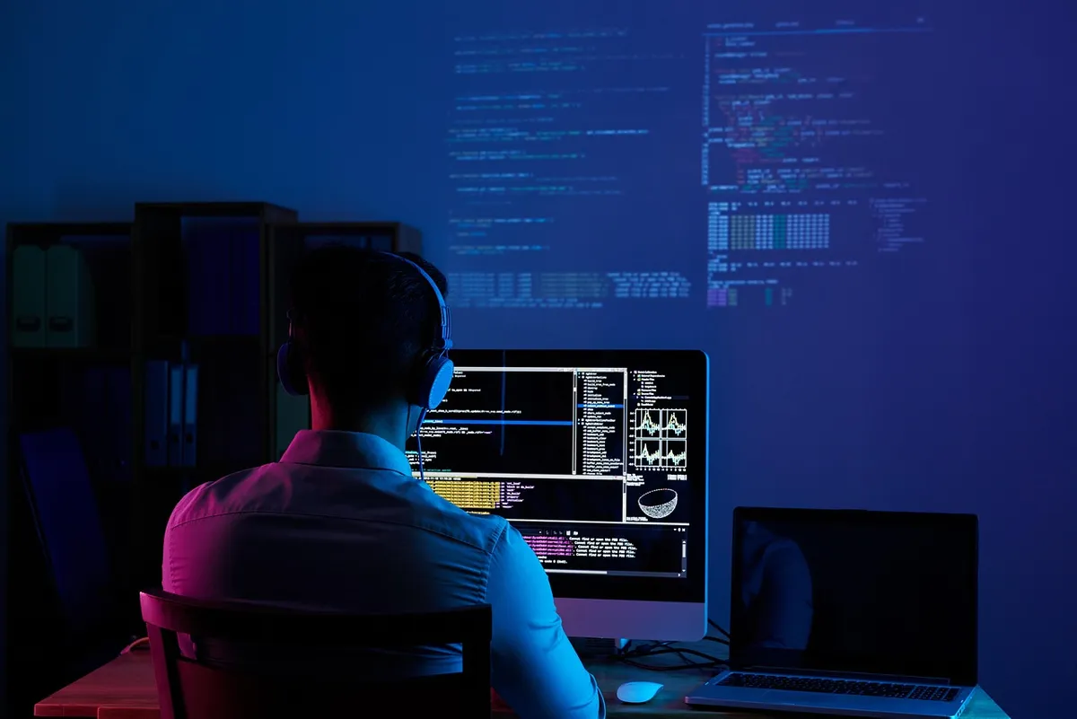 Creator di contenuti che modifica YouTube Shorts con software text-to-speech
