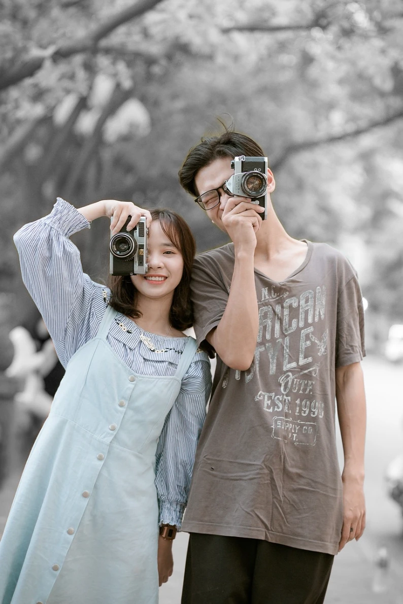 Akıllı telefon sosyal medya ekranında dramatik arka plan kontrastına sahip çarpıcı siyah beyaz portre